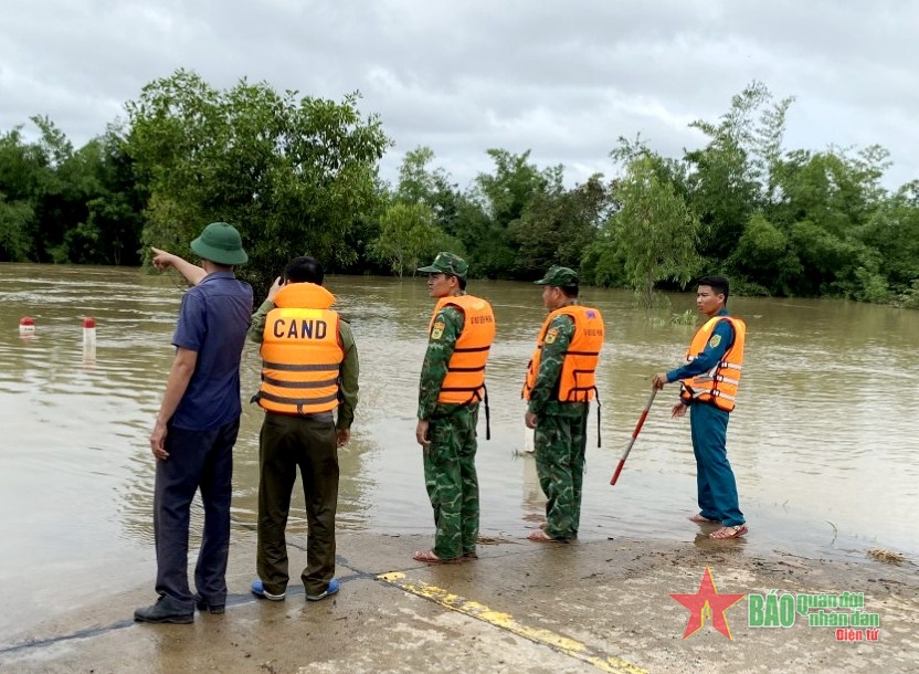 Lực lượng vũ trang huyện Ea Súp kiểm tra tình hình mưa lũ.