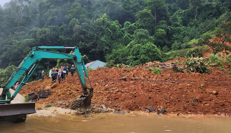 Các lực lượng chức năng khẩn trương khắc phục sạt lở, để nhanh chóng thông tuyến đèo Bảo Lộc. 