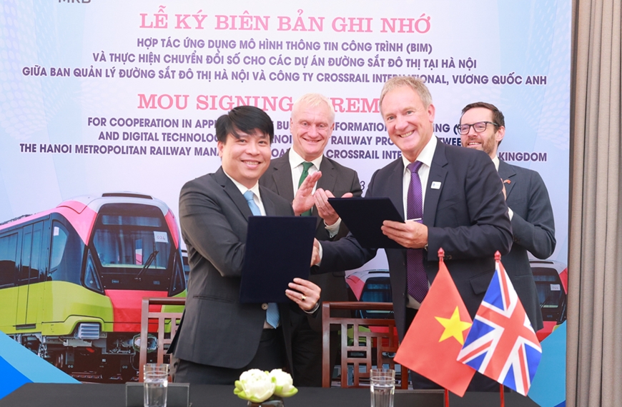 Quốc vụ khanh Graham Stuart tham dự lễ ký kết Biên bản ghi nhớ giữa Crossrail International và Ban quản lý đường sắt đô thị Hà Nội. Ảnh: Đại sứ quán Anh tại Việt Nam