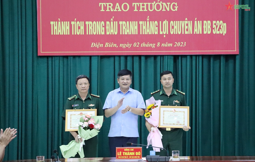 Đồng chí Lê Thành Đô, Chủ tịch UBND tỉnh Điện Biên trao Bằng khen tặng các tập thể. 