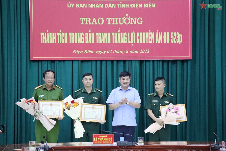 Đồng chí Lê Thành Đô, Chủ tịch UBND tỉnh Điện Biên trao Bằng khen tặng các cá nhân.