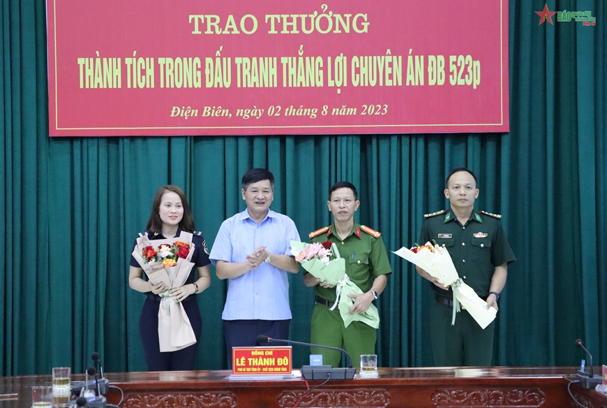 Trao thưởng nóng cho tập thể Ban chuyên án ĐB523P. 