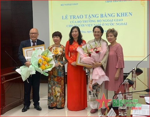 Trao bằng khen của Bộ trưởng Bộ Ngoại giao tặng kiều bào có đóng góp xuất sắc tại Đà Nẵng