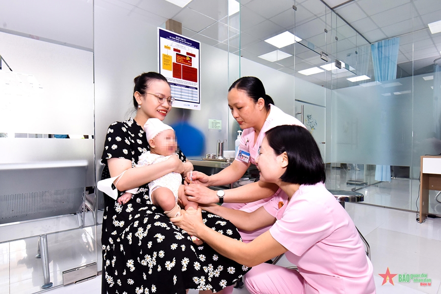 Các trẻ em đến tiêm vaccine trong ngày đầu phòng tiêm vaccine Bệnh viện Quân y 175 đi vào hoạt động. 