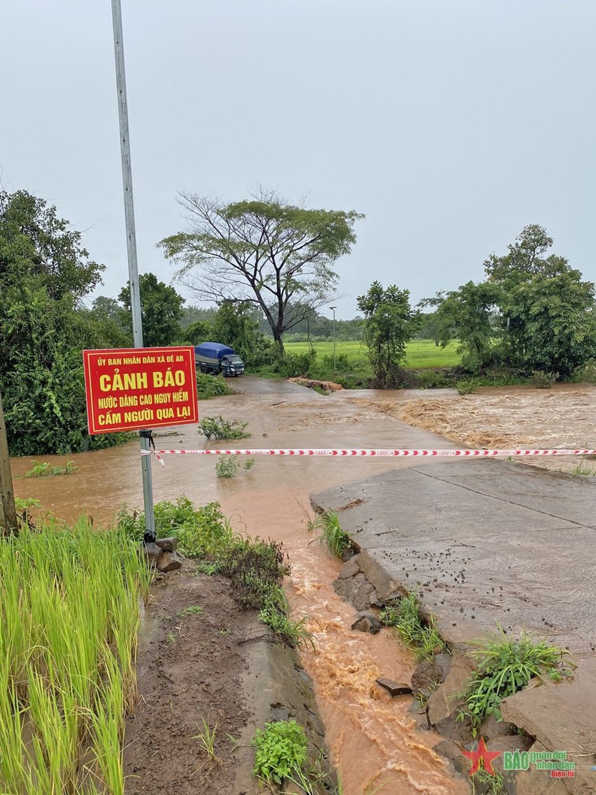 Nhiều địa phương đặt biển cảnh báo người dân. 