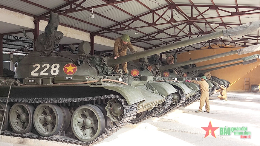 Giờ bảo dưỡng xe tăng của các đoàn viên Kho K5, Cục Kỹ thuật Quân khu 2. 