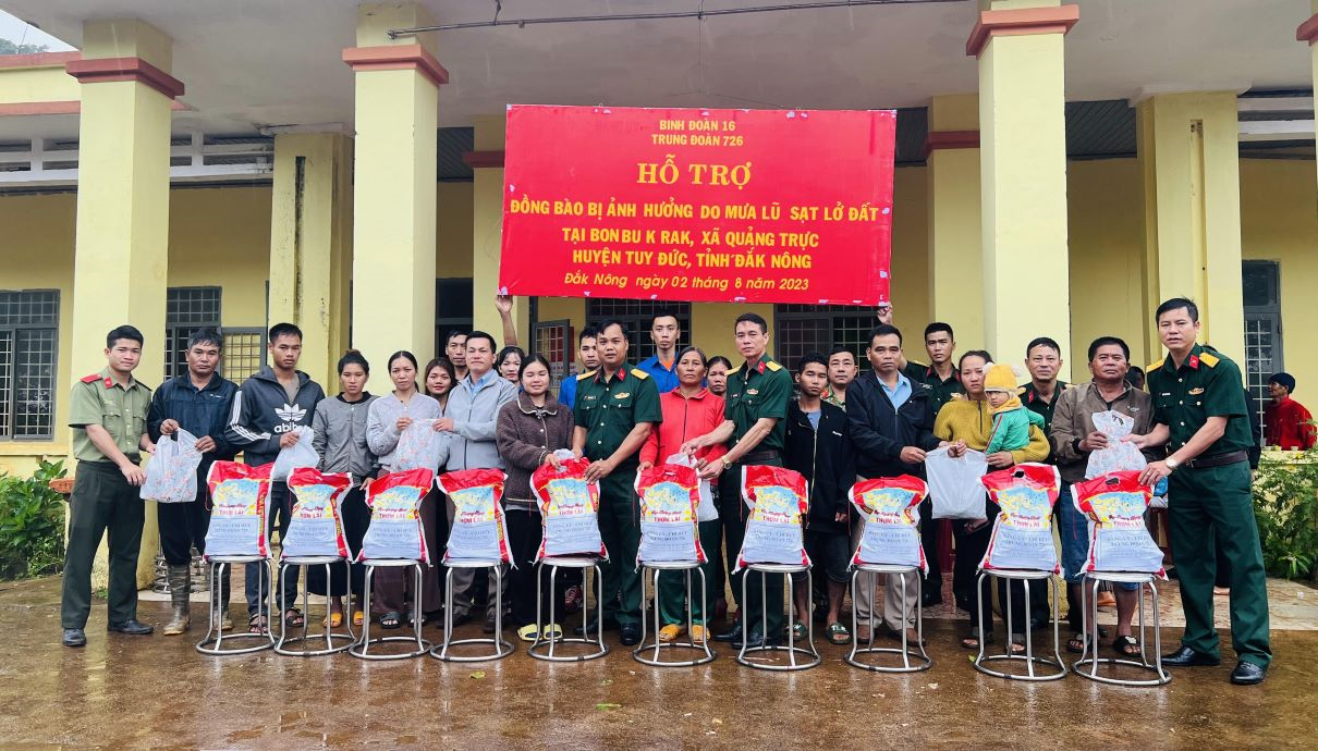 Trung đoàn 726 (Binh đoàn 16) tặng quà hỗ trợ người dân bị ảnh hưởng bởi thiên tai