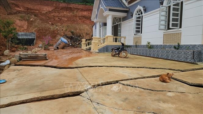 Một nh&agrave; d&acirc;n bị ảnh hưởng nghi&ecirc;m trọng bởi t&igrave;nh trạng sụt l&uacute;n, sạt trượt đất v&agrave; đ&atilde; được di dời đến nơi an to&agrave;n.&nbsp;