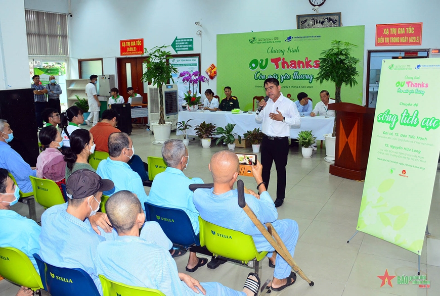  Các chuyên gia tâm lý chia sẻ về tinh thần sống tích cực đến người bệnh tại chương trình.