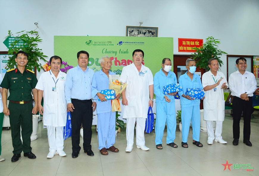 Trường Đại học Mở TP Hồ Chí Minh trao những phần quà ý nghĩa tri ân bác sĩ và tặng đến người bệnh. 