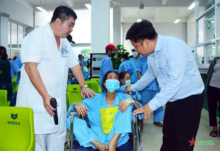 Đại diện hai đơn vị thăm hỏi các bệnh nhân hoàn cảnh khó khăn đang điều trị tại Viện Ung bướu và Y học hạt nhân.