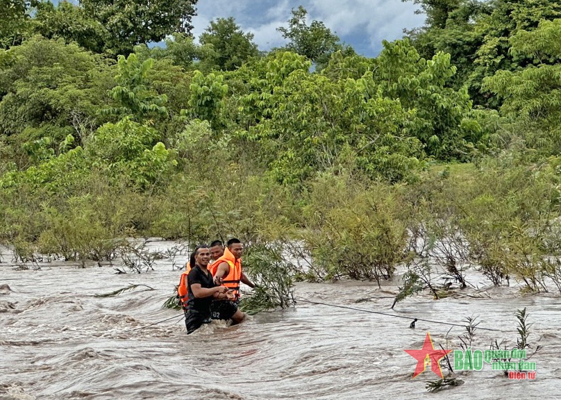 Em Rơ Ô H'Bái và Rah Lan H'Mơn được lực lượng chức năng đưa vào bờ an toàn.  