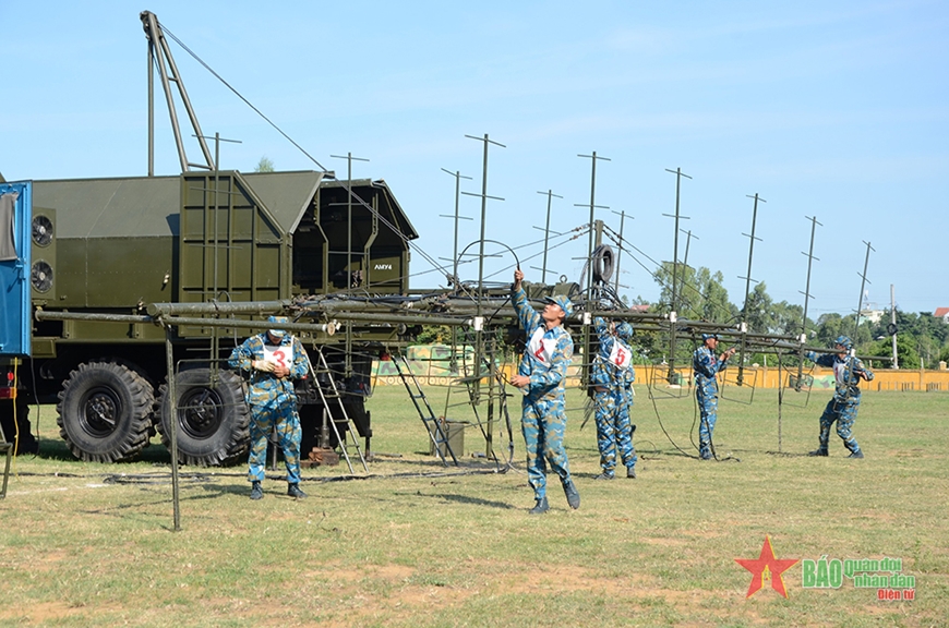 Kíp chiến đấu Đài radar P-18M, Trung đoàn 290, Sư đoàn 375 triển khai nhiệm vụ tại diễn tập hội thao. 