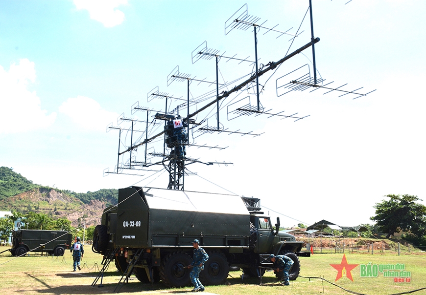  Kíp chiến đấu Đài Radar P-18M, Trung đoàn 291, Sư đoàn 365 triển khai nhiệm vụ tại diễn tập hội thao.