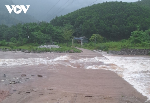 Nước lũ dâng gây ngập, chia cắt cục bộ thôn, bản khu vực biên giới tỉnh Quảng Bình