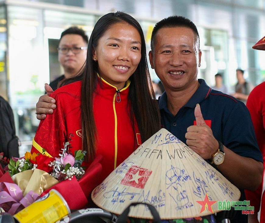 Đội trưởng Huỳnh Như chụp ảnh cùng người hâm mộ.