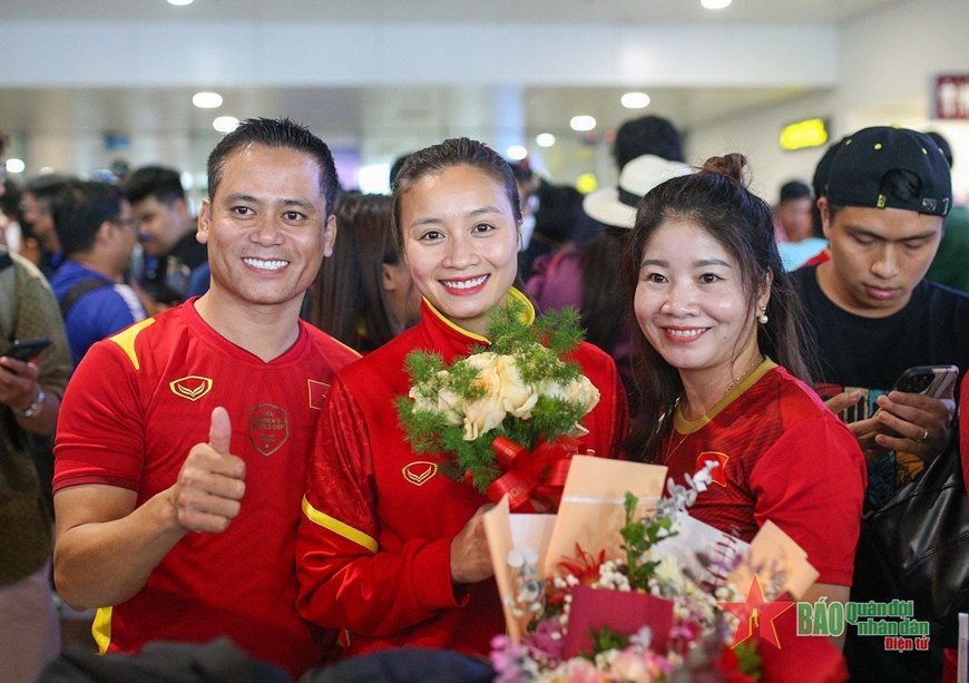 Hậu vệ Hoàng Thị Loan chụp ảnh cùng người hâm mộ.