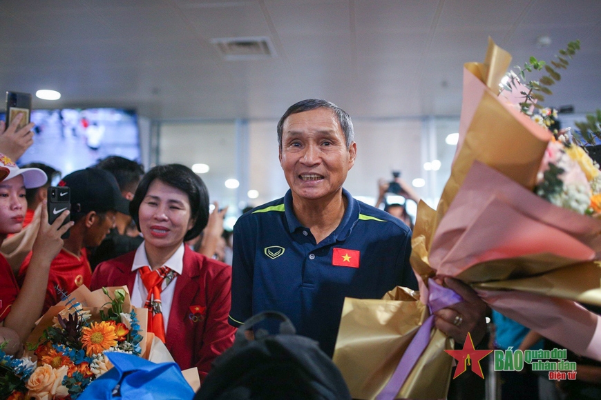  Huấn luyện viên Mai Đức Chung được người hâm mộ chào đón khi cùng đội tuyển nữ Việt Nam hạ cánh xuống sân bay Nội Bài trưa 3-8. Ảnh: VIỆT AN