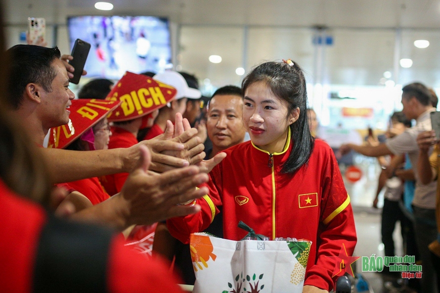 Tiền vệ Thanh Nhã di chuyển ra xe.