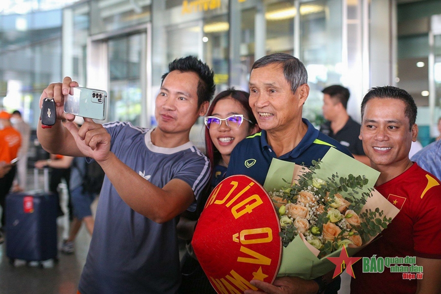 Một nhóm cổ động viên tranh thủ lưu lại những bức hình với huấn luyện viên Mai Đức Chung.