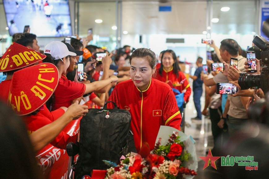 Tất cả cùng đồng thanh những khẩu hiệu “Việt Nam chiến thắng”, “Tự hào Việt Nam”… khi đội tuyển nữ Việt Nam bước ra sảnh nhà ga T2 sân bay Nội Bài.