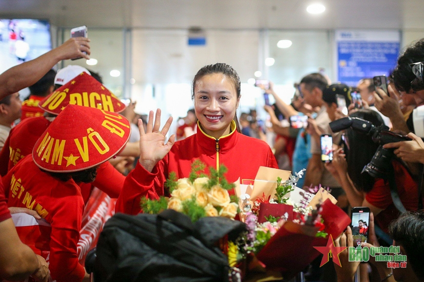 Hậu vệ Hoàng Thị Loan rạng rỡ trước ống kính phóng viên.
