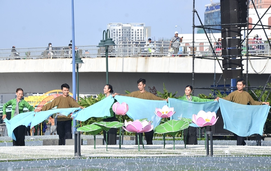 Chương trình nghệ thuật biểu diễn chào mừng khai mạc Lễ hội sông nước TP Hồ Chí Minh. 