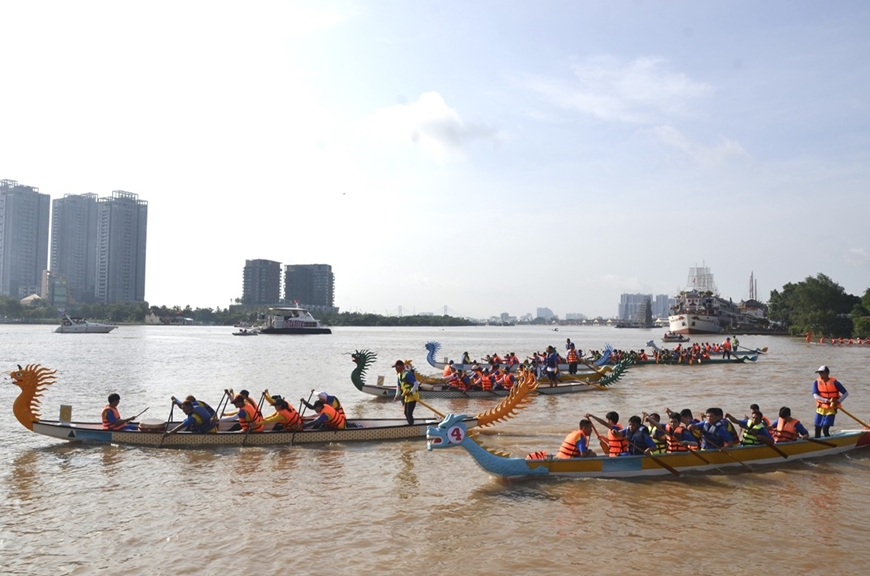 Các đội đua thuyền truyền thống ra mắt đội hình trên sông Sài Gòn sáng 4-8.