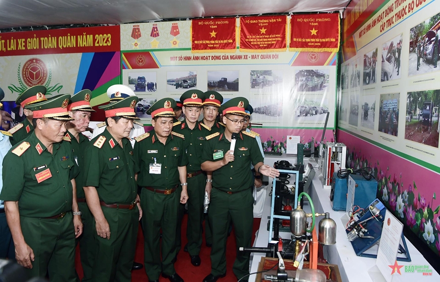  Thượng tướng Lê Huy Vịnh và các đại biểu tham quan gian trưng bày sáng kiến cải tiến kỹ thuật của ngành Xe-Máy.