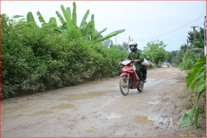  Tuyến đường từ C10 xã Sam Mứn đến xã Hẹ Muông hiện đang xuống cấp, gây khó khăn cho người dân.