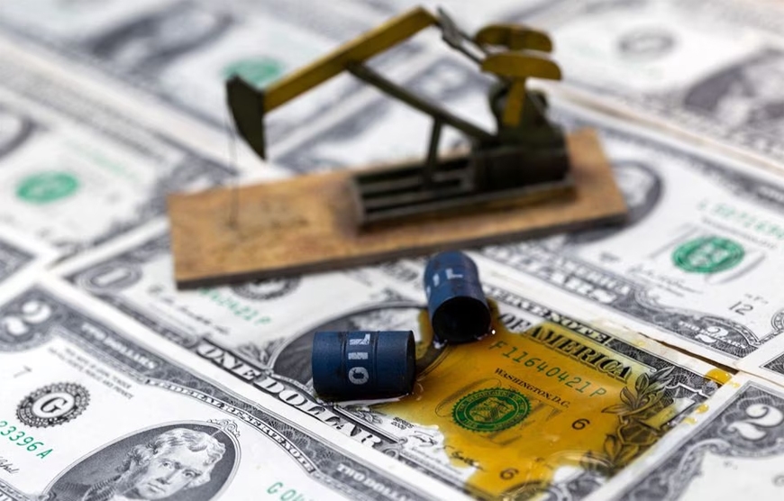 Giá xăng dầu vẫn duy trì được đà leo dốc. Ảnh minh họa: Reuters 