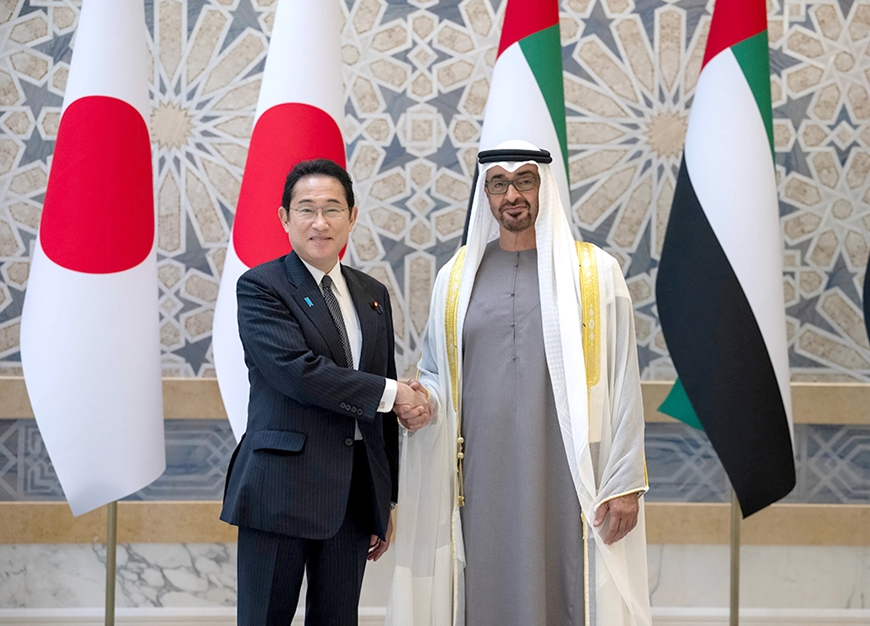 Thủ tướng Nhật Bản Kishida Fumio (bên trái) gặp Tổng thống UAE Sheikh Mohammed bin Zayed Al Nahyan trong chuyến công du tới Abu Dhabi (UAE), ngày 17-7. Ảnh: AP 