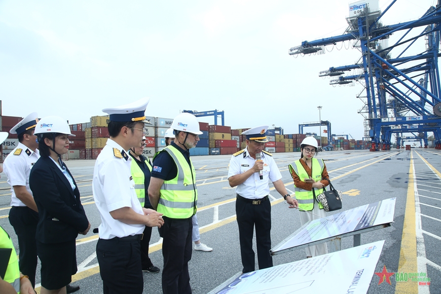 Lãnh đạo Tân cảng Sài gòn giới thiệu về Cảng Container Quốc tế Tân cảng Hải Phòng.