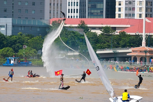 Sôi động, độc đáo trình diễn thể thao dưới nước trên sông Sài Gòn