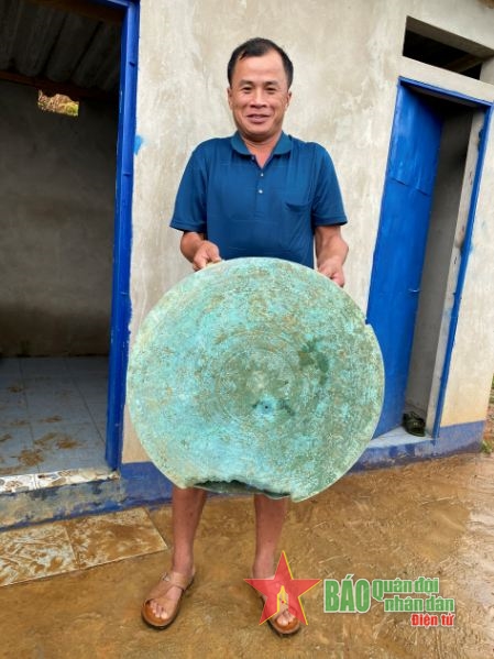  Anh Nông Văn Yên giới thiệu cho khách về trống đồng cổ được tìm thấy.