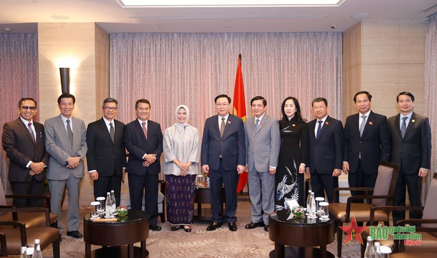 Chủ tịch Quốc hội Vương Đình Huệ, Chủ tịch Ủy ban Kiểm toán Indonesia Isma Yatun cùng đại biểu hai nước Việt Nam và Indonesia.