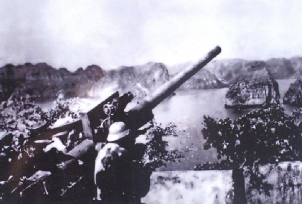  Bộ đội pháo cao xạ Tiểu đoàn 217 (Trung đoàn 240, Quân chủng Phòng không - Không quân) bắn máy bay Mỹ bảo vệ vùng mỏ Quảng Ninh, ngày 5-8-1964. Ảnh tư liệu