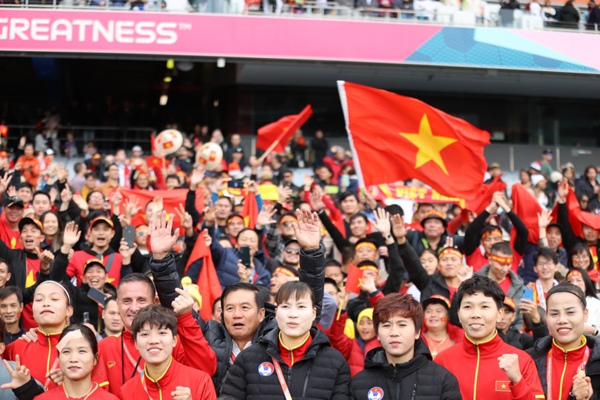 Đông đảo kiều bào, du học sinh cổ vũ đội tuyển nữ Việt Nam thi đấu tại World Cup nữ 2023. Ảnh: ĐỨC ĐỒNG 