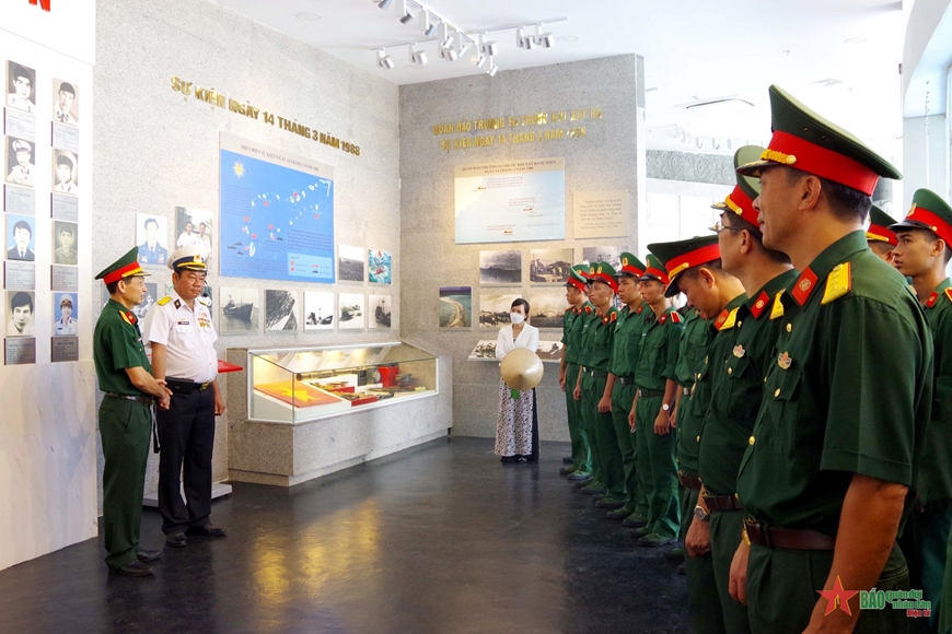 Cựu chiến binh đi nạng gỗ, kiên trì làm việc nghĩa