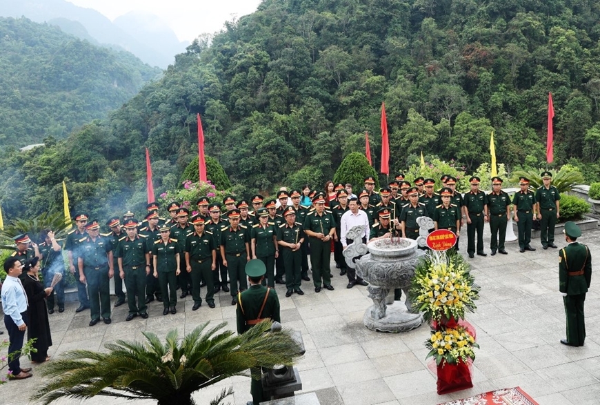  Đoàn công tác của Tổng cục Công nghiệp quốc phòng dâng hương tưởng nhớ Chủ tịch Hồ Chí Minh tại Khu di tích Quốc gia đặc biệt Pác Bó (tỉnh Cao Bằng).