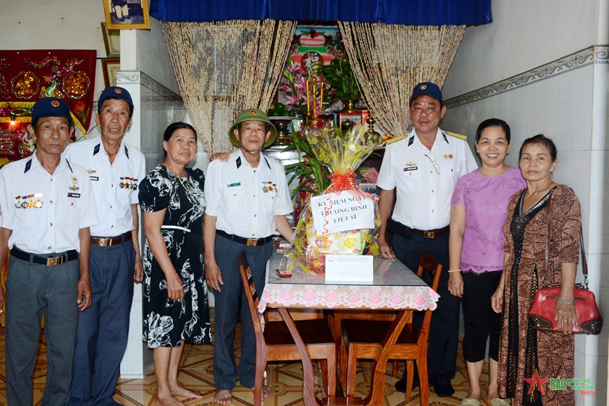 Cựu chiến binh đi nạng gỗ, kiên trì làm việc nghĩa