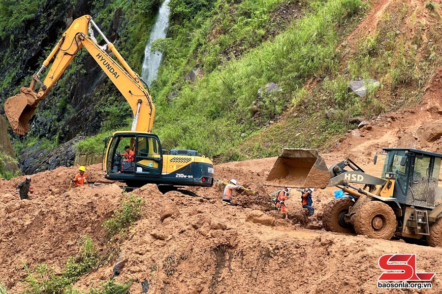  Công ty Thủy điện Sơn La và Huổi Quảng - bản Chát huy động lực lượng, phương tiện khơi thông tuyến quốc lộ 279D. Ảnh: Báo Sơn La