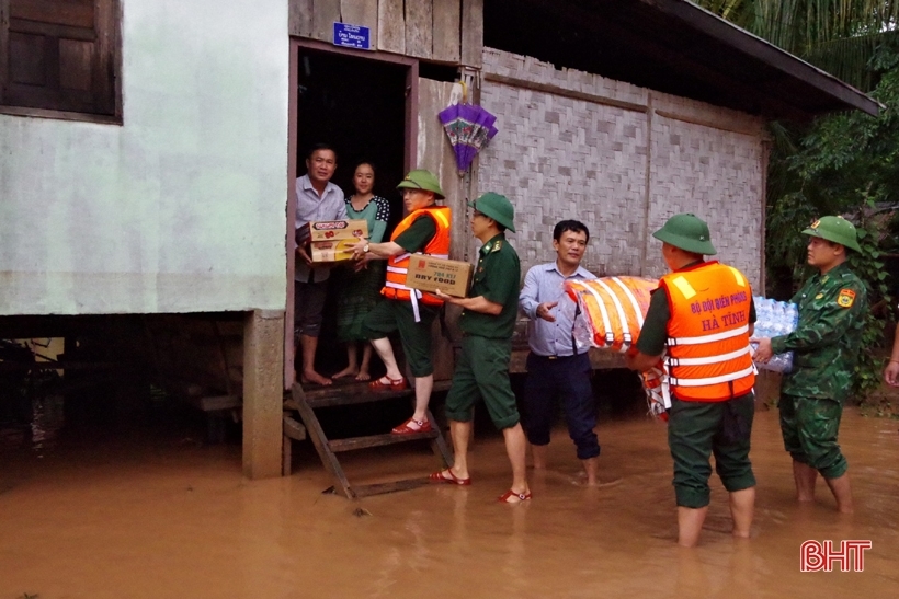  Bộ đội Biên phòng Hà Tĩnh trao hỗ trợ mì tôm, nước lọc, lương khô cho bà con nhân dân. Ảnh: baohatinh.vn