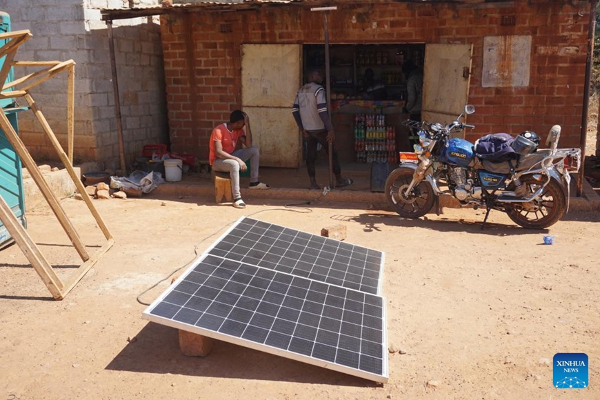 Cửa hàng tạp hóa sử dụng năng lượng mặt trời tại một ngôi làng ở Zambia. Ảnh: Tân Hoa xã 