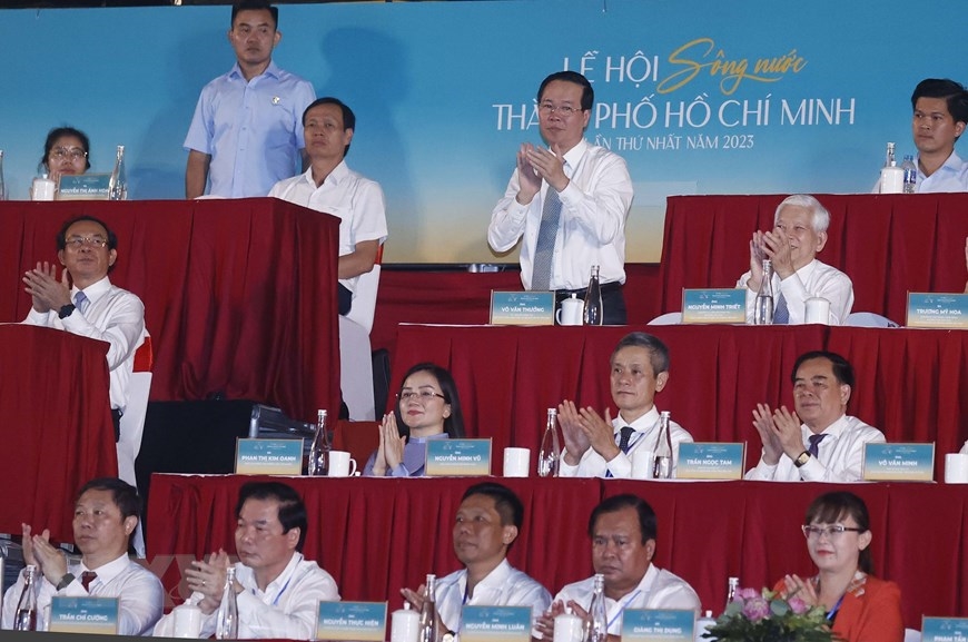 Chủ tịch nước Võ Văn Thưởng, các đồng chí lãnh đạo, nguyên lãnh đạo Đảng, Nhà nước dự Lễ hội Sông nước TP Hồ Chí Minh. Ảnh: TTXVN. 