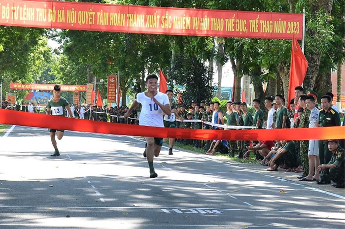  Nỗ lực cán đích trong nội dung chạy 100m.   .