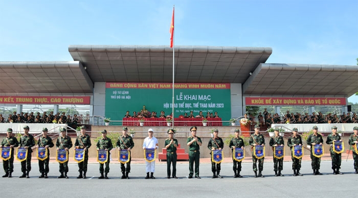 Thủ trưởng Bộ tư lệnh Thủ đô Hà Nội trao cờ lưu niệm tặng các đội tuyển tham gia hội thao.    