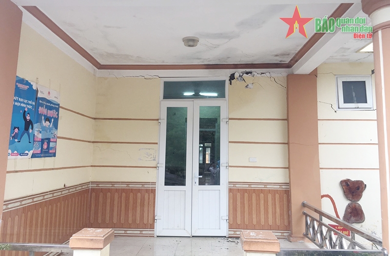 Các bức tường của nhiều phòng học tại trường Mầm non Nậm Loỏng bị nứt nghiêm trọng, tiềm ẩn nguy cơ đổ sập.