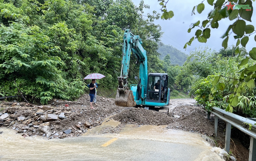 ... và huy động máy xúc thông tuyến đường cho nhân dân đi lại.