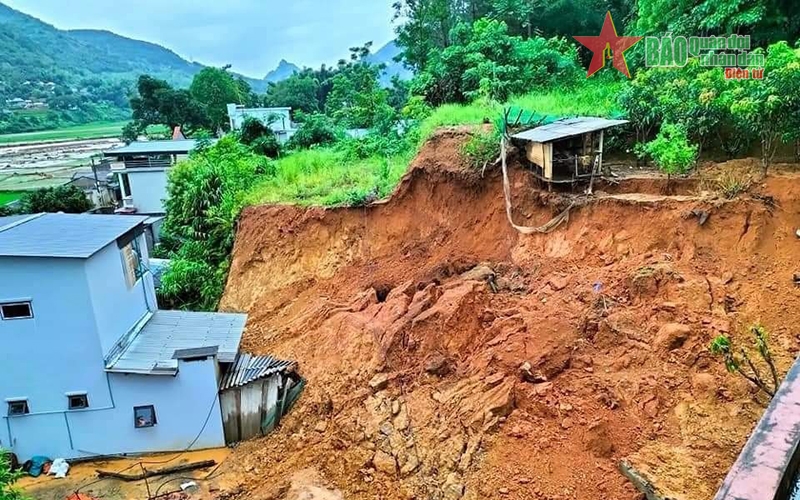 Mưa lớn gây sạt lở đất đá nghiêm trọng tại nhiều địa điểm thuộc huyện Than Uyên. 